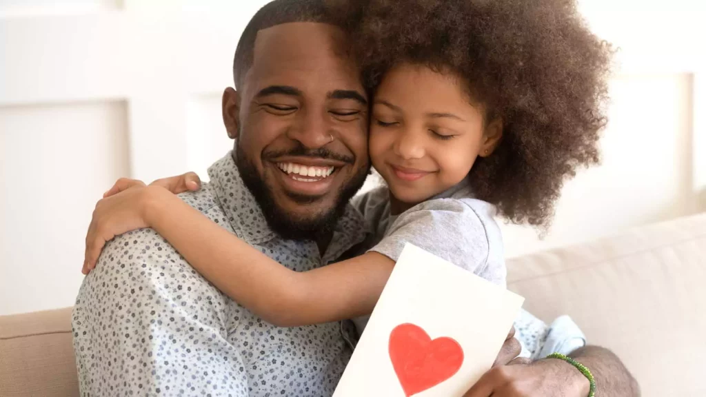 Dia-dos-Pais_como-escolher-o-presente-ideal_filha-abracando-pai